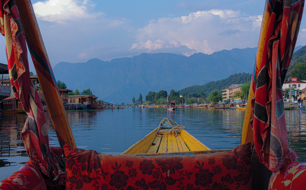 TTravelography's tweet photo. If you've not seen #DalLake, you've not traveled at all.

Kashmir's most visited, scenic, and popular tourist destination, Dal Lake offers breathtaking views. I suggest you spend at least a night in #Houseboard &amp; live above the lake

#TheTravelography #SriNagar #KashinKashmir https://t.co/8ci5eQxnw7