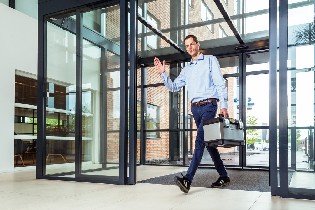 Je zou in deze tijden misschien verwachten dat de werkzaamheden van onze huismeesters stil liggen. Niets is minder waar! Onze huismeesters spelen een cruciale rol in de nagenoeg lege gebouwen. Zij zijn een belangrijk aanspreekpunt voor de enkele die nog in het gebouw komen. 1/2