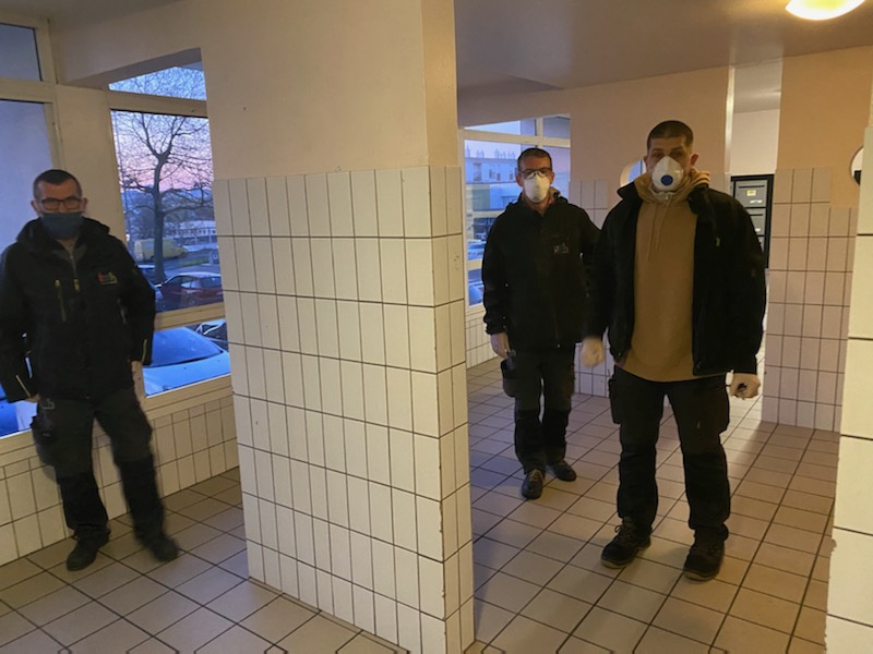 Bmhabitat's tweet image. 🕓 Horaires décalés (4h-8h et 18h-22h) et respect des règles de sécurité pour les locataires et pour eux : les gardiens de Bmh sont sur le pont et assurent leur mission au service des locataires. Merci et courage à eux ! 
@BrestFr

#BMH 🙏Merci à ceux qui travaillent pour nous🙏