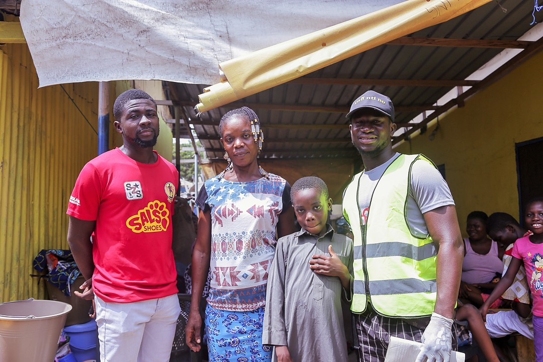 VoltaSports's tweet photo. Over the last few weeks #Ghana has been on a #coronavirus lockdown so @Voltasports colleagues Bobby @AshiaRichmond, Boateng and #S2S Partners @akwaabavols have done their utmost to provide food for some of those in the La Community at-risk of food shortage due to a paused economy https://t.co/qHrXuJhgJW