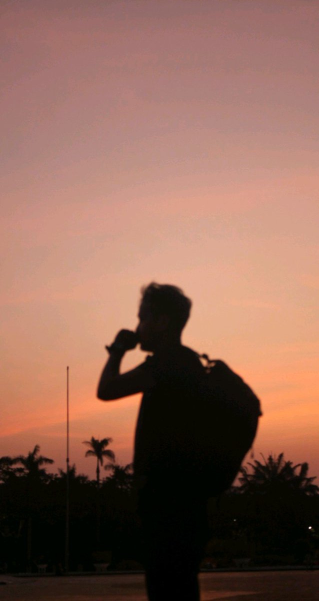 RukianEky's tweet photo. Senja itu indah namun sesaat sama hal nya hidup smua pasti mati so jangan terlena akan keindahan duniawi #gaji #CaptionGratis https://t.co/IyxrgT2uYx