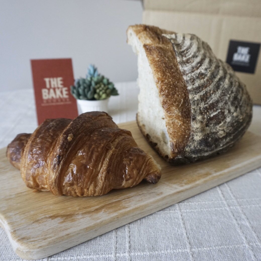 Ipm37O's tweet photo. 『THE BAKE』
#パン詰め合わせセット セットB

先月の神戸旅行で見つけ伺った お洒落なパン屋さん
#thebakeboozys さんがパン🥖🥐の宅配を始められました！
インスタで知りオーダー
初めてパンの #お取り寄せ しました〜

無事📦届き美味しく頂きました💓

#おうち時間 #StayHome #おうちで過ごそう https://t.co/im1YBmWwTo