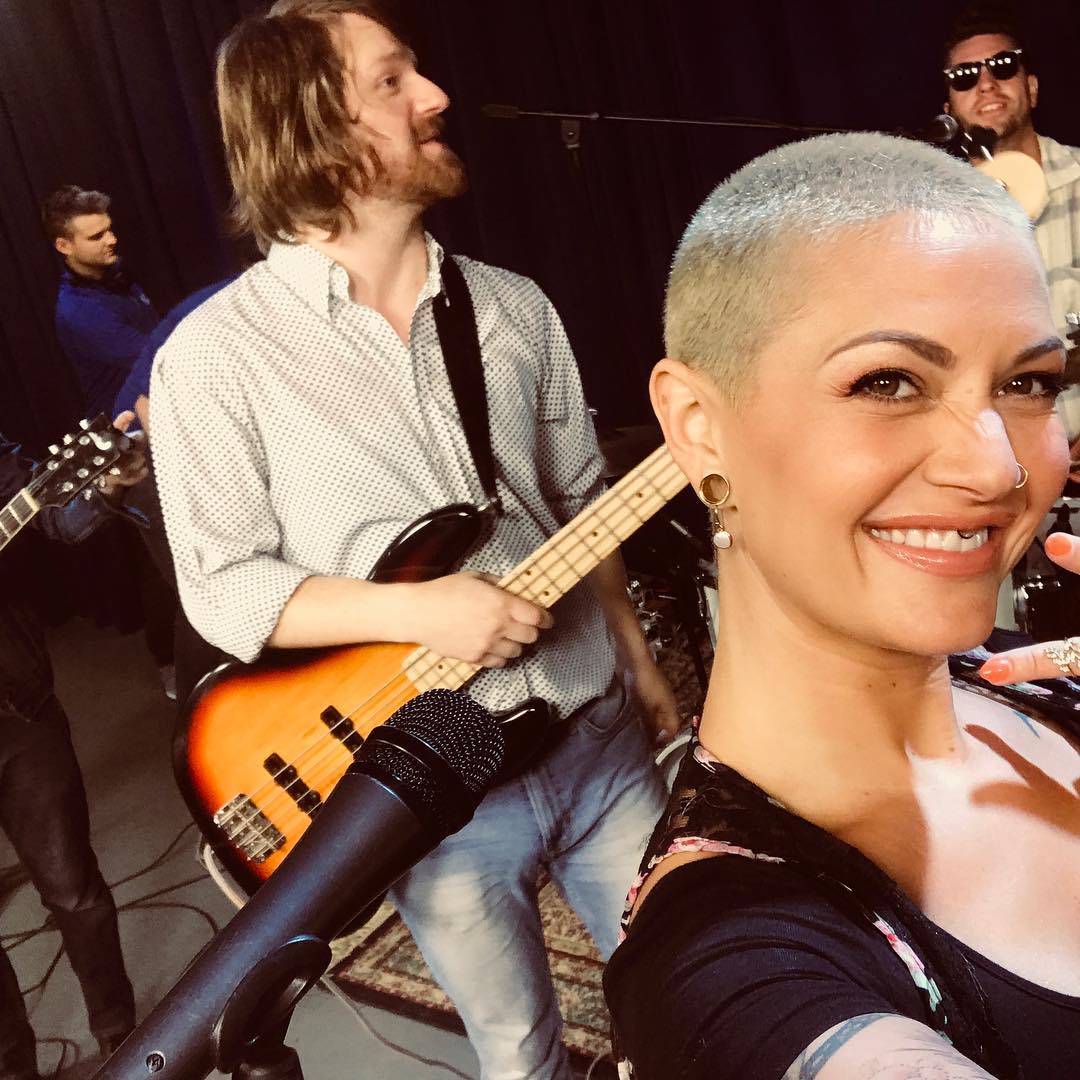 WonderfuzzBand's tweet photo. Remember when The Fuzz was on The Buzz @965TheBuzz and Natalie was blonde? Do you ever wonder if radio DJs are having more weirdos calling in bc quarantine? I bet our pals in that line of work are going to have STORIES.
#965thebuzz #homegrownbuzz #wonderfuzzband https://t.co/DA9JLQnT2u