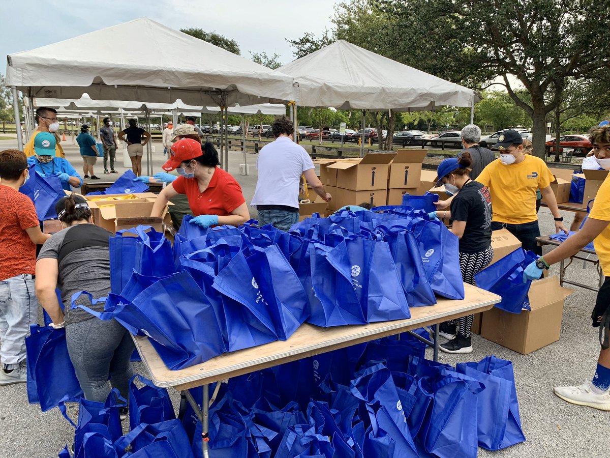 MayorBovo's tweet photo. Thank you to @FeedingSouthFL for feeding residents in #District13 today. The need in all of our communities remains desperate. I look forward to continuing to help distribute produce to our most vulnerable. #MDCStrong 💪 https://t.co/uHJVOnyExl