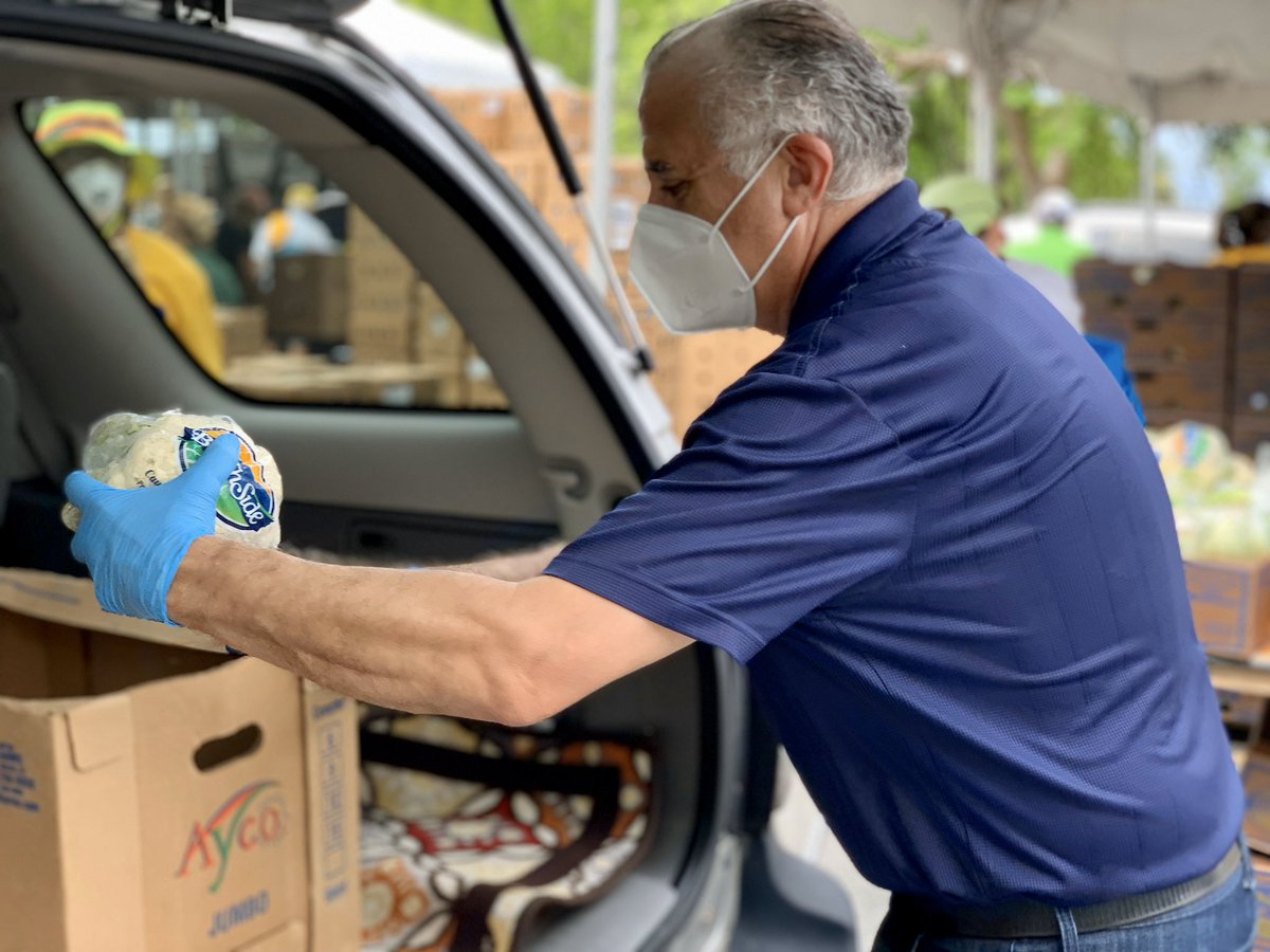 MayorBovo's tweet photo. Thank you to @FeedingSouthFL for feeding residents in #District13 today. The need in all of our communities remains desperate. I look forward to continuing to help distribute produce to our most vulnerable. #MDCStrong 💪 https://t.co/uHJVOnyExl