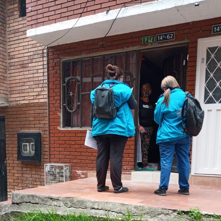 #Atención En estos momentos #HacemosPresencia en los barrios Aurora, Monteblanco, Tenerife, y Granada, entre otros. La @SubredSur brinda atención de primera mano a las familias afectadas por el derrumbe en el relleno sanitario #DoñaJuana.