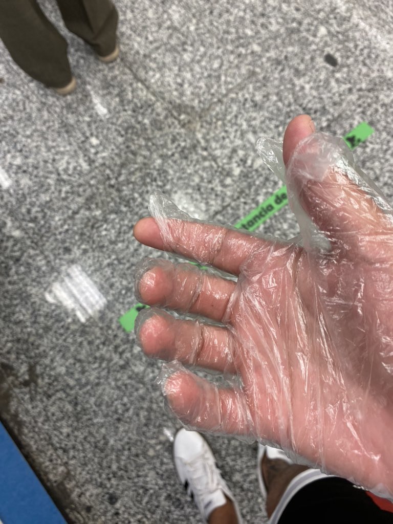 Pablo_Penate's tweet photo. Que alguien me explique cómo separar las bolsas para meter fruta y verdura en el supermercado sin hacer esto: https://t.co/LVoJaFEAyU
