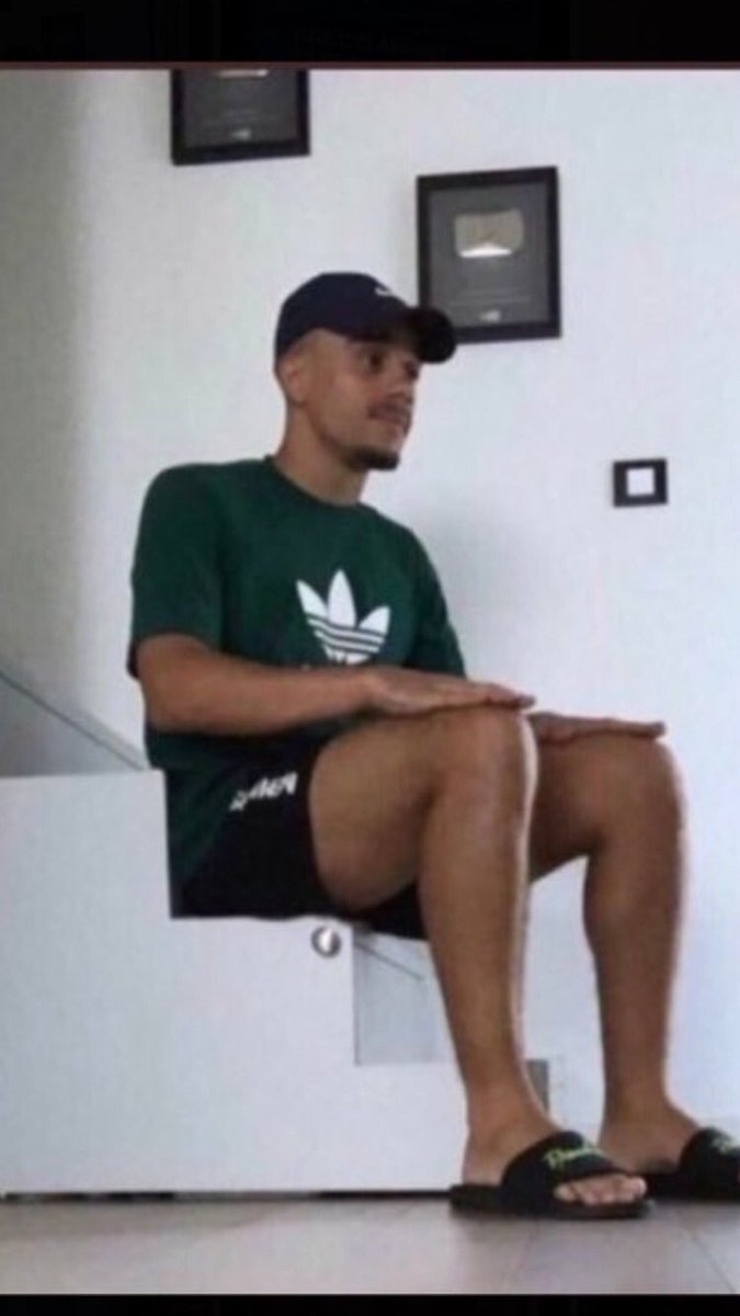 g1coupdavance's tweet photo. Les parisiens: CHAMPION MON FRÈRE 
Les Marseillais: Ayoooo retour en ligue des champions bb
Les Lyonnais: https://t.co/2JQLiuURaI