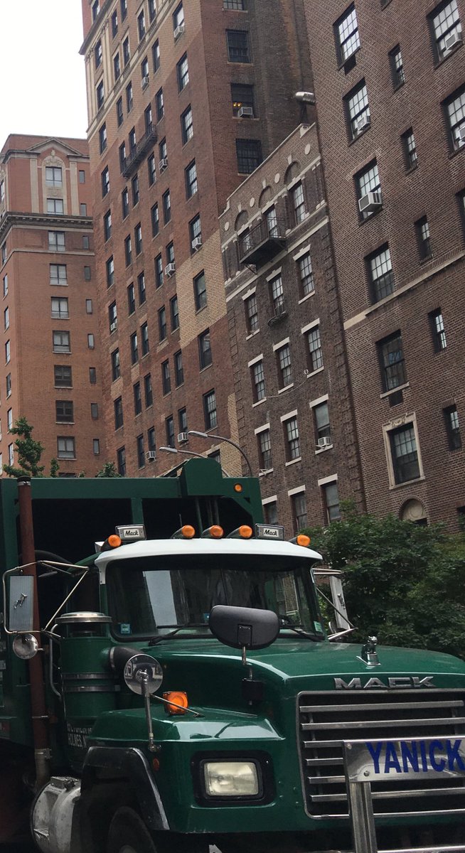 goinonsway's tweet photo. Oh no, not the Flat Bed…but the 5th Avenue bulding in 2019 still looked so nice! #therollingstones
#nyc https://t.co/hLW1iv8RXD