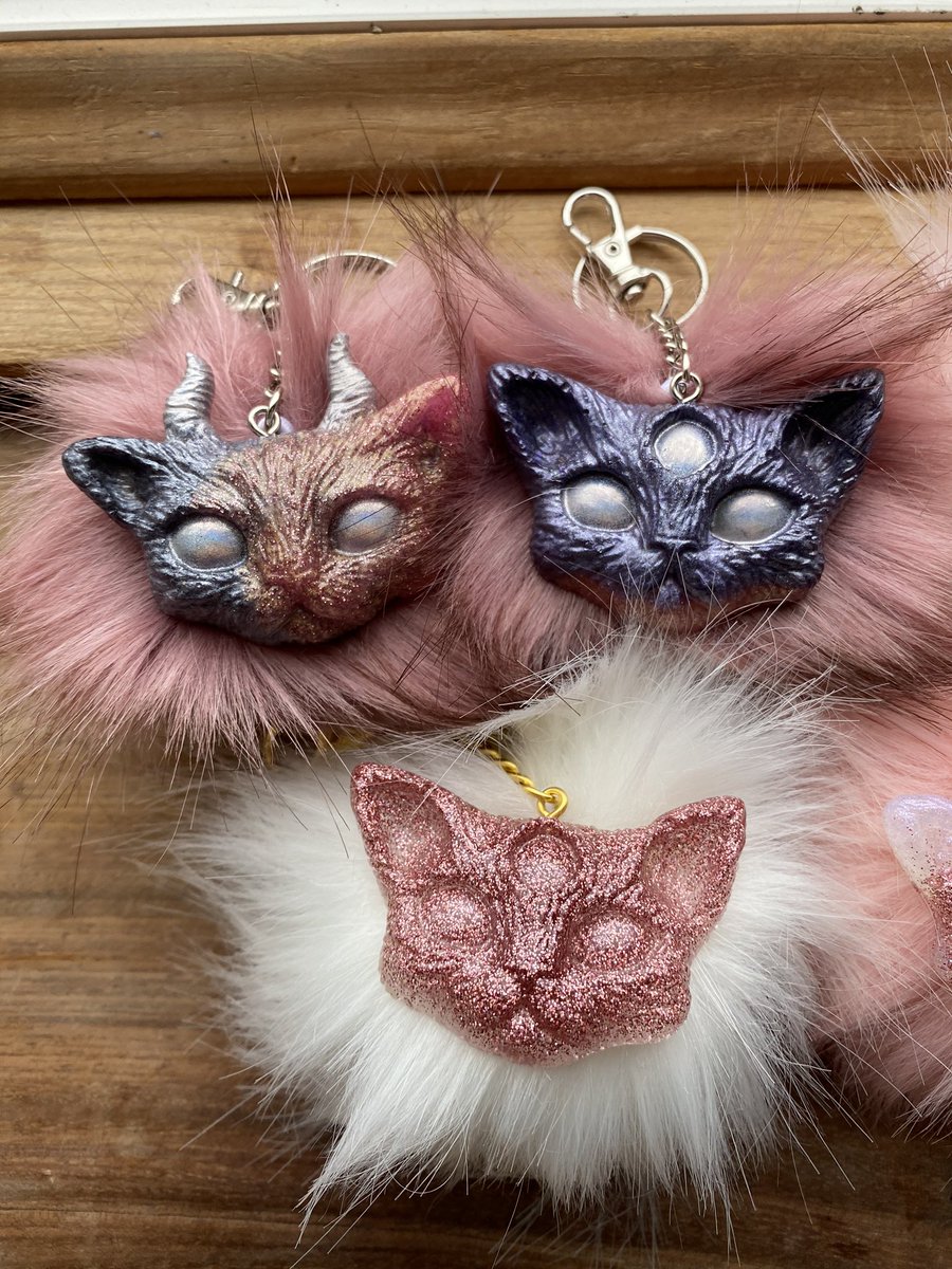 themagecat's tweet image. Kitty puffs now available! 

Etsy.com/shop/themagecat 

#keychains #catkeychains #kittykeychains #kitties #handmade #pompoms #puffs #etsy