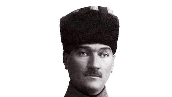 Bu, Samsun'a çıkmadan evvel çektirdiği son fotoğrafıydı.

O yıllarda kendisine 'Ya başaramazsanız' diye soran bir Amerikalıya; 'şerefsiz bir ölüme katlanacak yerde atalarımızın çocukları olarak dövüşerek ölmeyi tercih ederiz!' dediğinde, işte tıpkı bu fotoğrafındaki gibiydi.