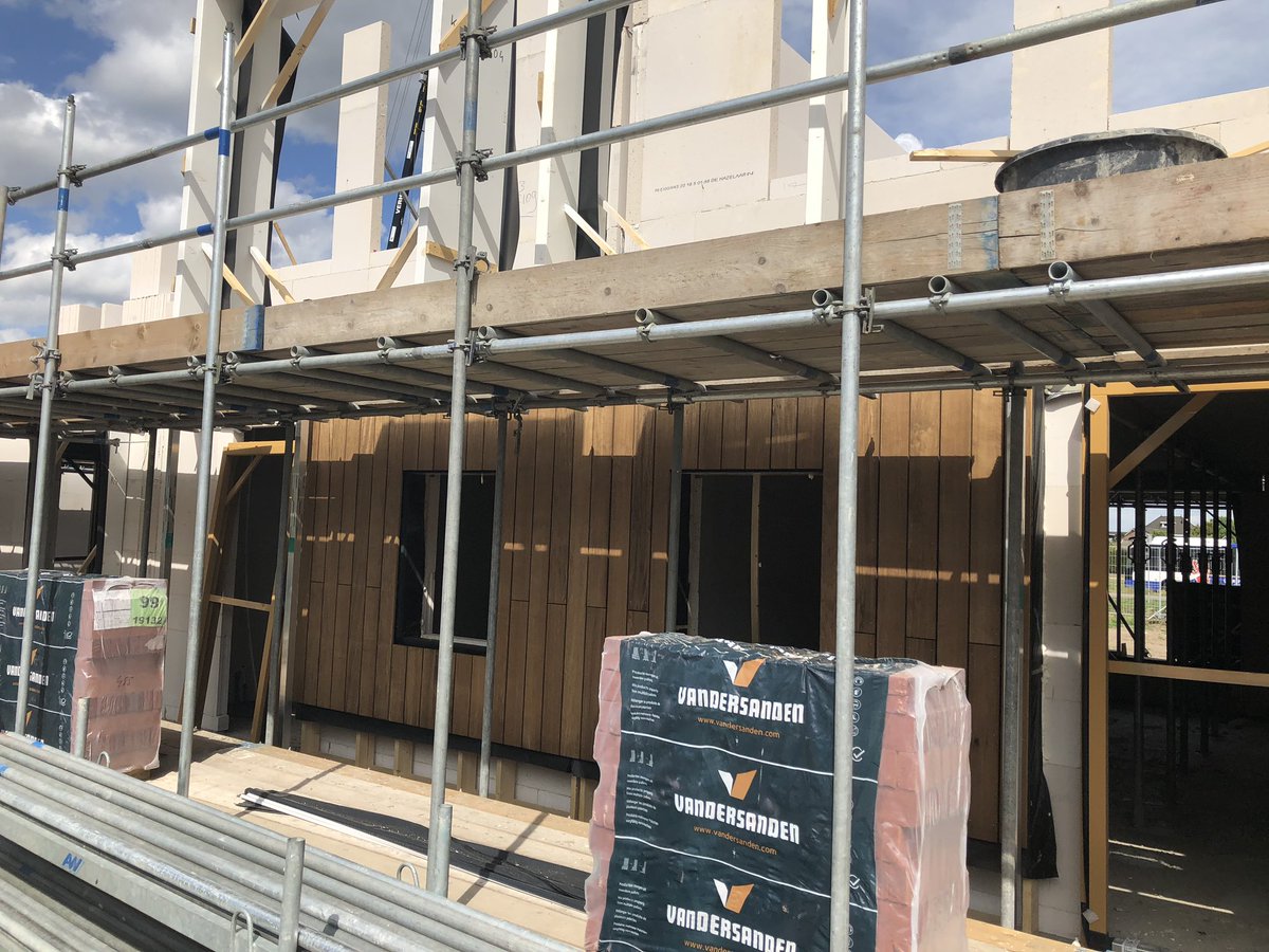 Cluster IV gaat de hoogte is. Hsb elementen zijn gemonteerd en metselwerk is gestart. Ondanks de omstandigheden nog altijd netjes op onze Lean planning💪🏻 <a href="/BouwmijJanssen/">Bouwmij Janssen</a> <a href="/bouwkeet1/">Bouwkeet1</a>