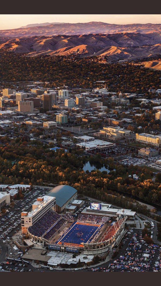 Coach_SD's tweet photo. Can’t beat living in Boise!! 🔷🔶 #BleedBlue #Facts https://t.co/RVGXTfEhdK