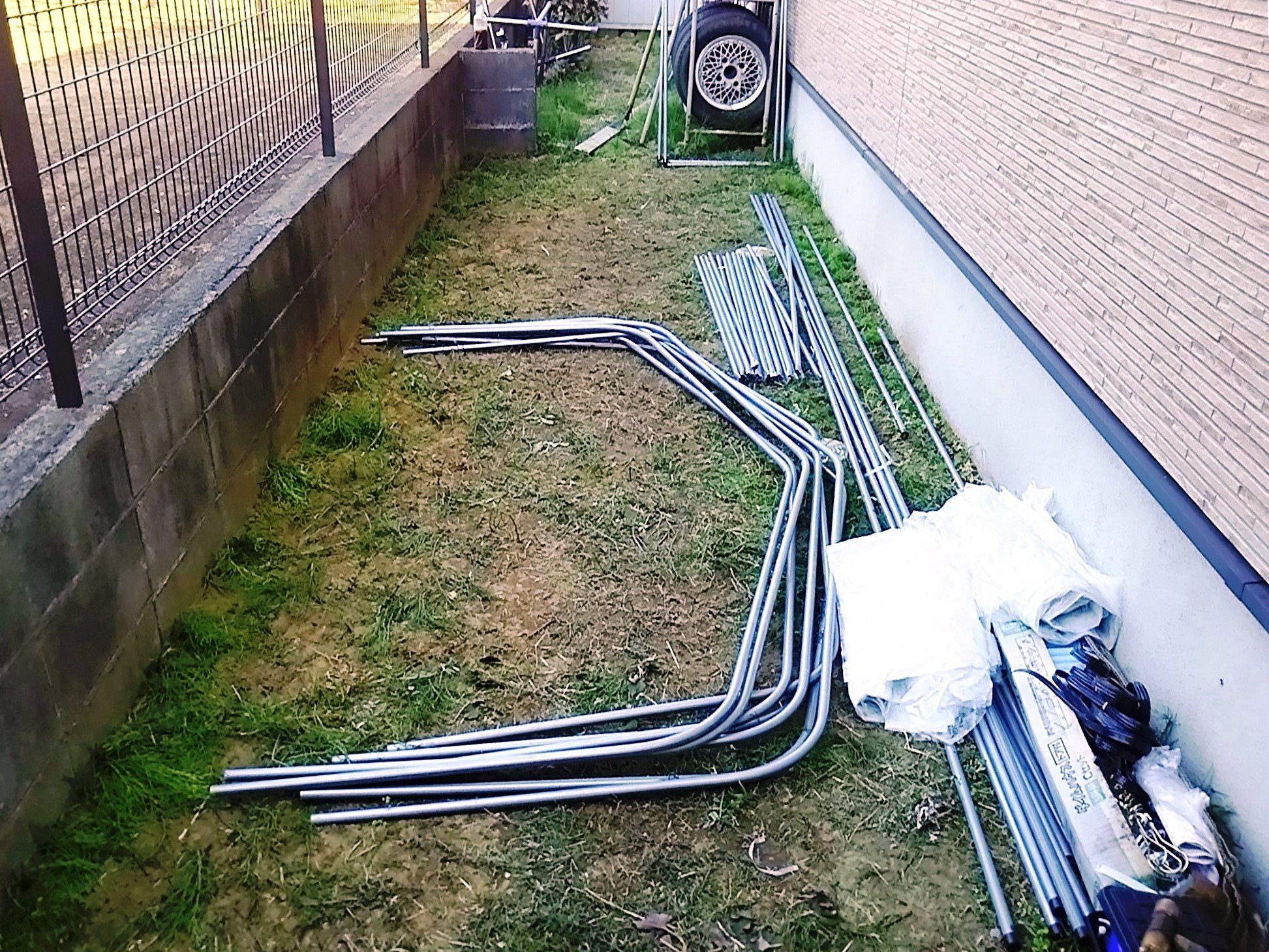 五条銀吾 試しにヌーボを入れてみる 650mmのドアはハンドルが干渉 少し曲げないと入らないな 家側には棚を設置予定 ドアの寸法に合わせると910 2 450mmか 優雅に作業できるようなスペースは無さそう アルシオーネ用部品のストックヤードと考えてたけど 思っ