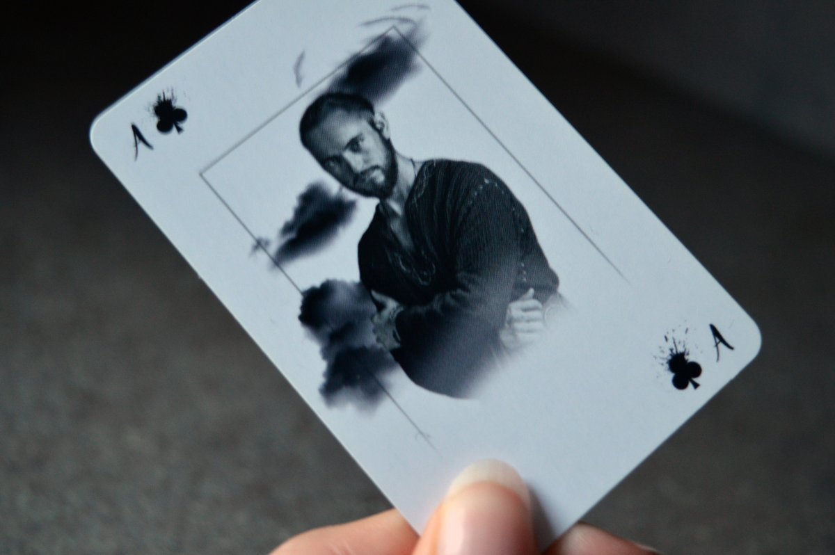 _MarieGo's tweet photo. Pour s'occuper durant le #confinement, j'ai créé un #jeu de cartes avec les personnages de la série #Vikings ♦♣♠♥

Et je suis ravie de vous présenter mon jeu de carte Vikings entièrement terminé et disponible à l’achat !! 👇

https://t.co/LBDXCCuqvz https://t.co/DpPpTrVScV