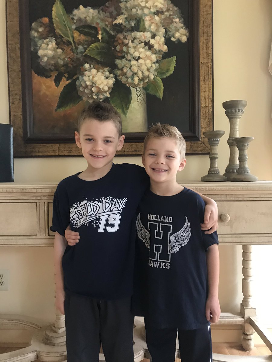 bernadettelavi8's tweet photo. Holland Hawk Spirit Day!!!! @HollandElem https://t.co/C1gDkrigZi