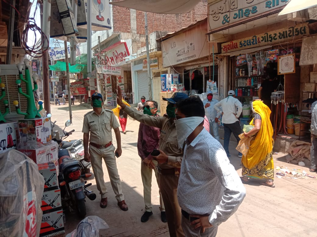 COPrantijNP's tweet photo. #TodayUpdates 
આજ રોજ પીઆઈશ્રી  અને ચીફ ઓફિસરશ્રી સાથે મળી ને પ્રાંતિજ બજાર ચોક પાસે ના વિસ્તાર માં વેપારીઓ ને સોશ્યિલ ડિસ્ટન્સ જળવાઈ રહે તે માટે સમજ‌ આપી.
@akpstars1 @COPrantijNP https://t.co/ieA9l9mTsD