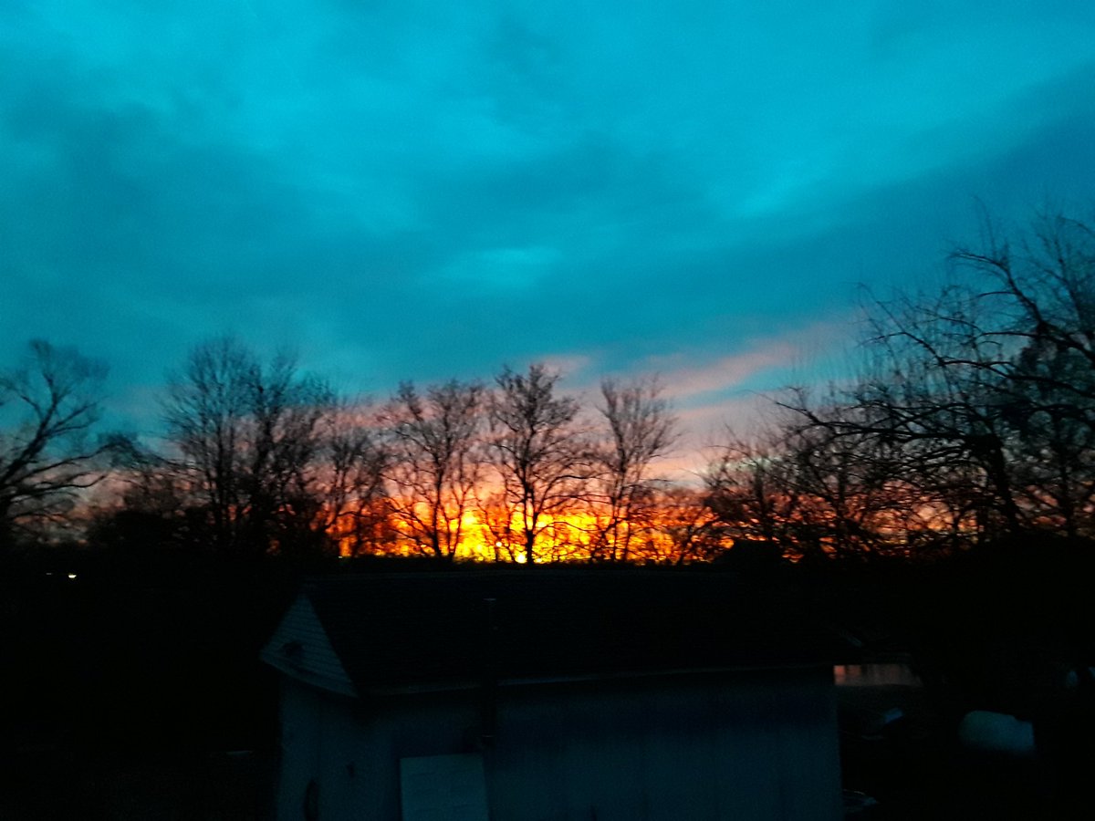 Tburdic2's tweet photo. Sunrise from my back porch!! Have a wonderful day. https://t.co/MPnOZ85uHJ