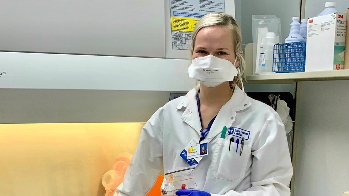 letsgopeay's tweet photo. Today #GovsInScrubs salutes @krobertsonn3, formerly of @AustinPeaySocr and now performing COVID-19 testing at Saint Thomas West in Nashville. Thanks for everything and STAY SAFE!

#LetsGoPeay https://t.co/TpwV7bg09R