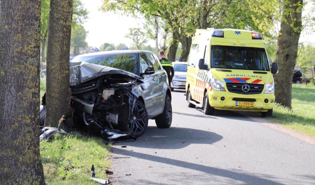 Auto botst tegen boom in Lunteren [LUNTEREN] Een personenauto is donderdagmiddag in Lunteren tegen een boom gebotst.