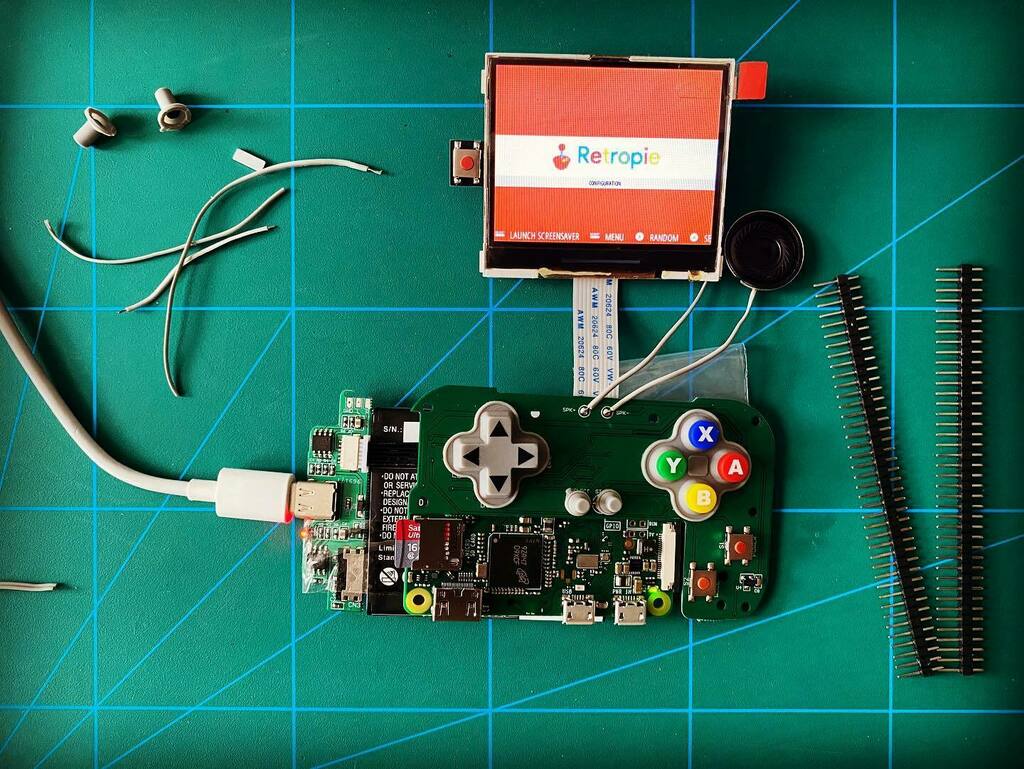 GameboyzeroE's tweet photo. First boot!!! ๐
.
#sudomod #mintypi #nintendo #supernintendo #snes #altoids #raspberrypi #gaming #gamer #retro #retrogaming #retrogamer #videogames #maker #electronic #dyi #3dprinting #3dprinted #handheldemulation #arcade #90s #nostalgia #gameboyzerโฆ https://t.co/ALIgrtiZSw https://t.co/4MTNB8Gr9A