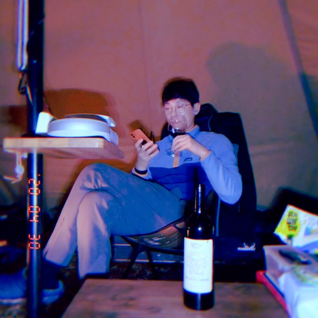 Cheerynim's tweet photo. #Kyunghoon as your bf:
- shy shy shy when in public but very affectionate when indoors
- will only go outside if with u
-will actually be too shy to ask for a kiss
- best dancer 👏

#민경훈 https://t.co/p75PnTycLJ
