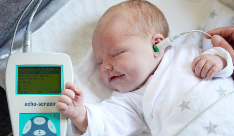 De gehoorscreening bij pasgeboren baby's gaat weer van start. Vanwege de corona-uitbraak hebben de tests tijdelijk stilgelegen. Voor de zorg voor kinderen is het belangrijk dat dit snel weer begint. Het kan veilig voor zorgverlener, kind en ouder. rivm.nl/nieuws/gehoors…