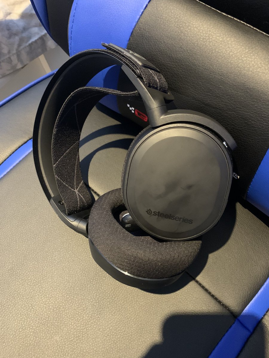 CallumConn's tweet image. New gaming chair and headphone day today love it 😍