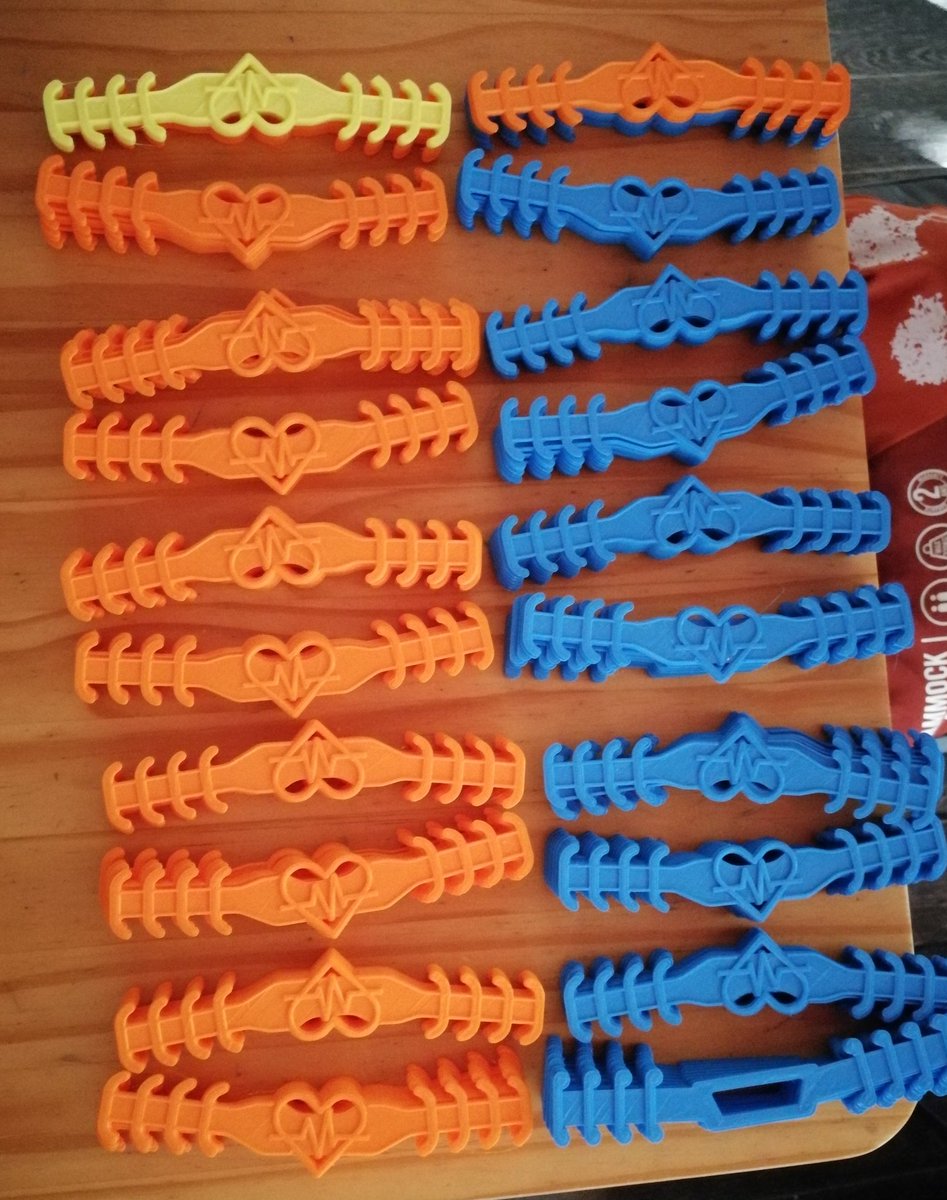 Les membres du groupe solidaire se sont mis à coudre des masques, alors on continu d'imprimer des supports. 200 de plus. On a ajouté un peu d'amour dans ceux la !
#SolidariteCOVID19 #COVID19 #FabLab
