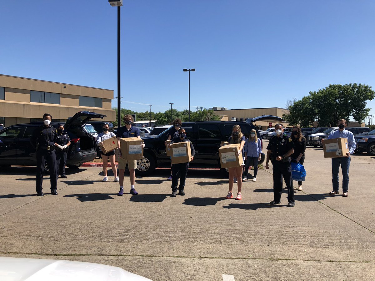 DallasPD's tweet photo. Thank you to Distributive Education Clubs of America (DECA)for the  generous donation of masks. Clay Van Eaton a junior from Highland Park HS &amp; friends help organize the donation of 14,000 masks for First Responders. @ChiefHallDPD @ClayVanEaton1 @hpisdschools https://t.co/yTeDDJYThx