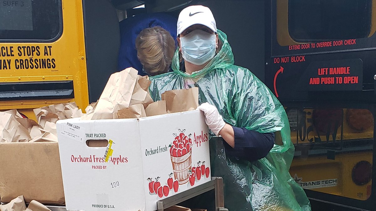 SuffernCSD's tweet photo. We'd like to take a moment to thank our facilities &amp; foodservice teams &amp; bus drivers for continuing to provide meals to students in need. We're providing more than 645 students with breakfast &amp; lunch for the week, and that number continues to grow! #MountiePride #SuffernCentral https://t.co/7RYPdNjFNb