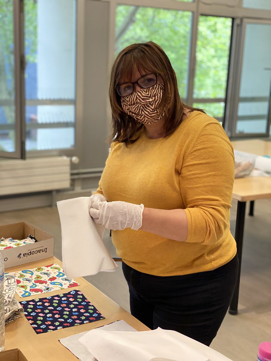 BaptisteMenard's tweet photo. 😷💪✅Dans la joie et la bonne humeur, le soir, nous prenons le relai des agents municipaux et des nombreux bénévoles pour constituer les « kits #masques à faire soi-même » pour les #monsois ! 
#MonsEnBaroeul #élusdeterrain #COVID19 https://t.co/mg1tNrw7FB