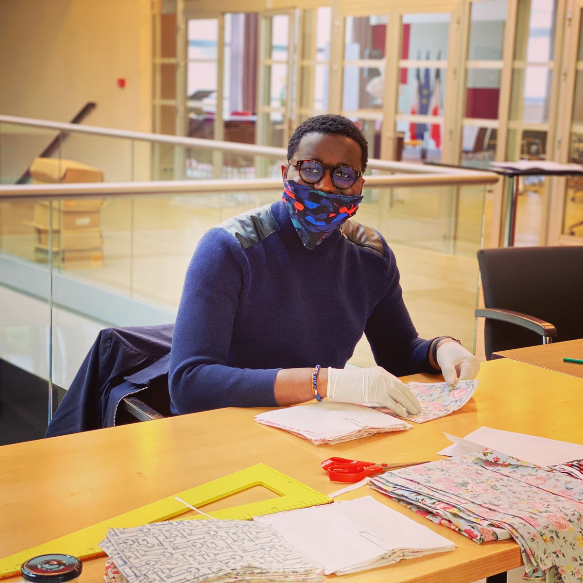 BaptisteMenard's tweet photo. 😷💪✅Dans la joie et la bonne humeur, le soir, nous prenons le relai des agents municipaux et des nombreux bénévoles pour constituer les « kits #masques à faire soi-même » pour les #monsois ! 
#MonsEnBaroeul #élusdeterrain #COVID19 https://t.co/mg1tNrw7FB