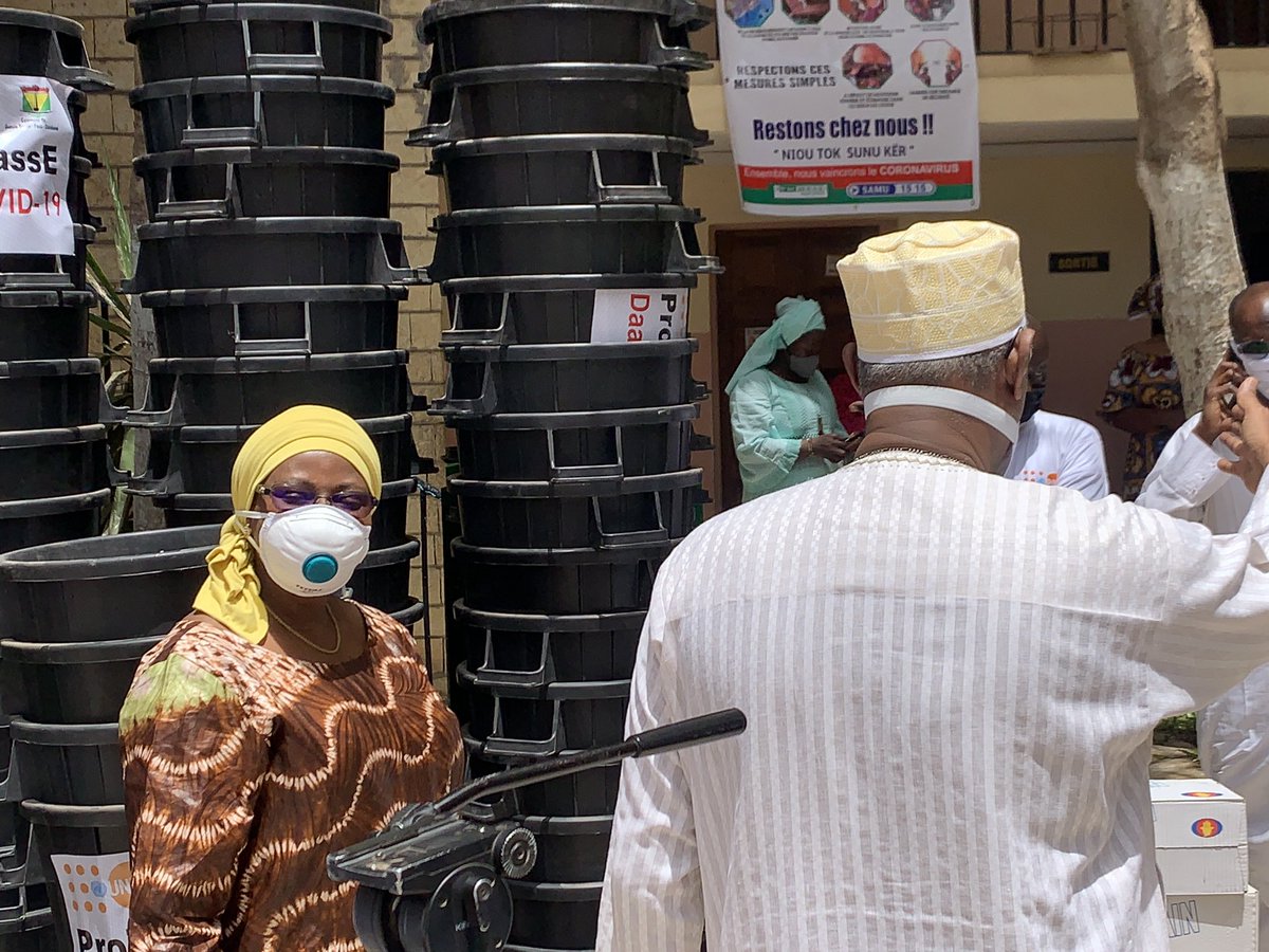 Le Maire de la commune de #Fass Ousmane Ndoye, a réceptionné ce jour un important lot de matériels d’équipements de protection individuelle et collective, de denrées alimentaires, offert par le Bureau pays de l’UNFPA. D’un montant de 90 454 300 FCFA #JögCiCovid19 <a href="/ligueblogsante/">LAB Santé</a>