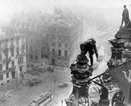 JauaMiranda's tweet photo. Estas fotos son el el símbolo de la victoria de la humanidad, con el Ejército Rojo a la vanguardia, sobre el nazi fascismo hace 75 años. Sigamos luchando para que sea humana la humanidad. ¡El fascismo no pasará ! https://t.co/bwZkiYLe0h