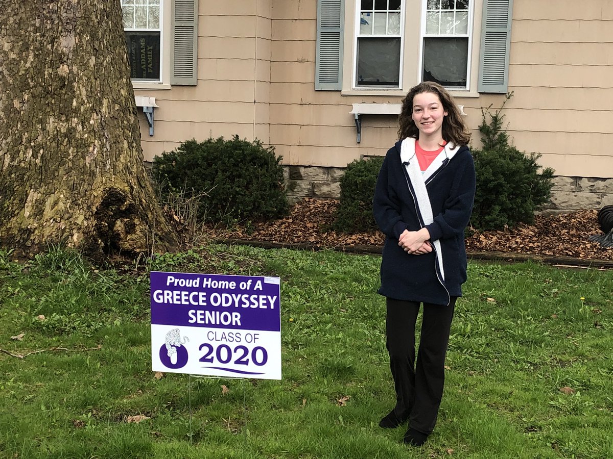 Passing out signs to our senior Leoprds! <a href="/GreeceOdyssey/">Odyssey Academy</a> @jeffreyhenley @GCSDsuper
