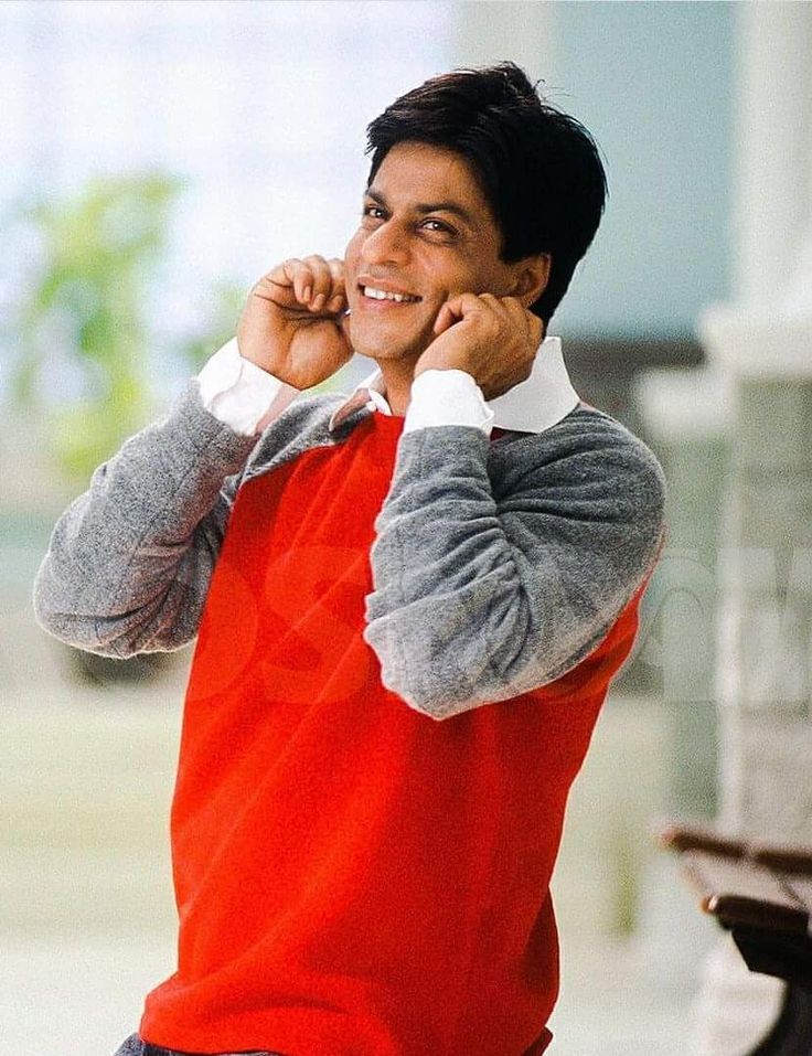 iammou__srkian's tweet photo. Zindagi nikalti jaati hai aur hum sab pyar ke bina jeena sikh lete hai , kyun pyar ko mauka nahi dete..? kyun apno par vishvas nahi karte..?
#16YearsOfMainHoonNa https://t.co/3LszBwF4FW