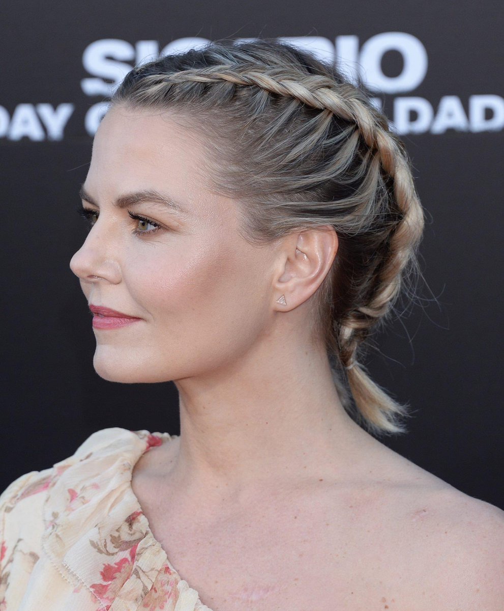 AllAboutJMo's tweet photo. 👩🏼 @jenmorrisonlive at the premiere of Columbia Pictures' "Sicario: Day Of The Soldado" at Regency Village Theatre on June 26, 2018 in Westwood 

💇🏼‍♀️ Hair by Joey Perrotti 

#JenniferMorrison #JoeyPerrotti #901Girl  #NationalHairstylistAppreciationDay https://t.co/QTs3kKw9Vy