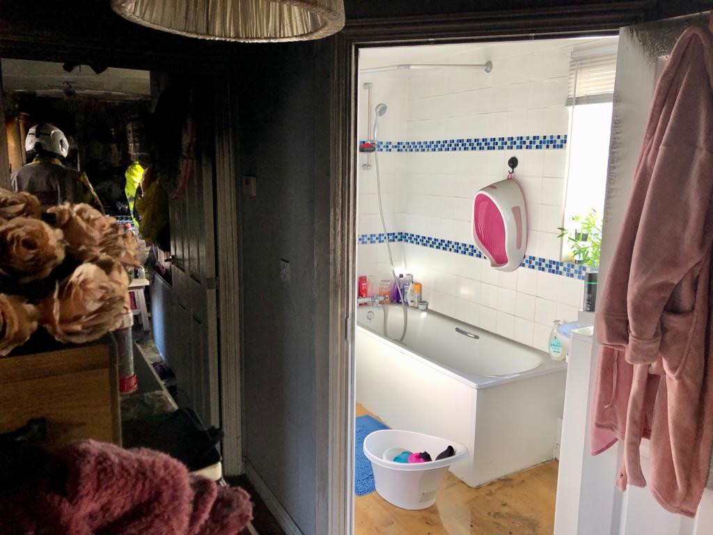 WestSussexFire's tweet photo. Did you know? 🧐

By closing your doors at night or when you leave the house you can prevent the spread of a fire and toxic smoke by up to 20 minutes.

#ShutFiresOut

More here 👉https://t.co/YbQtkFmGiA https://t.co/sPDVIh4HeV