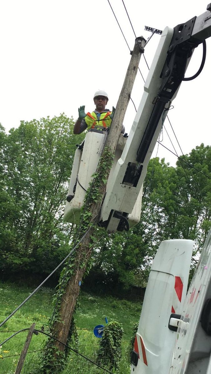 GFaureDRAlticeF's tweet photo. Chaque jour les équipes de #SFRFTTH et de ses partenaires techniques sont mobilisées pour continuer à déployer la #Fibre comme ici sur le territoire de #TulleAgglo, dans la mesure du possible et le respect des règles pour la protection de tous. Merci à elles !
#TousMobilisés https://t.co/HrdRbyC2kn