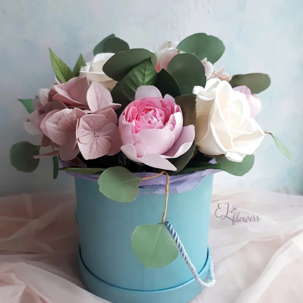 ELflowersART's tweet photo. Flower boxing. a great way to unusual present a bouquet💕
.
.
#flowersbox #bouquet #piony #hydrandea #flowersbox #flowers #artificia https://t.co/IY7gl5rs8B