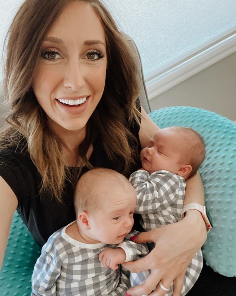 I’m officially adding “baby juggler” to my resume.
#INeedMoreHands #ThePageTwins✌🏻 #DevAndJos
Ps what are you making for dinner tonight? I’m getting reeeeeeally sick of cooking and want something easy. Bonus points if it has cabbage in it but it still tastes good and kids eat it.