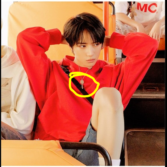 Noiz003's tweet photo. Soobin have padlock necklace and Beomgyu have key necklace,,, the album have padlock

Is Beomgyu the Key?? 🤔🤔

Buy the album to find out!!

#TXT_EternityConceptPhotos
#TXT_PORT

#TOMORROW_X_TOGETHER #투모로우바이투게더 
@TXT_members https://t.co/YiF0Z4HzcQ