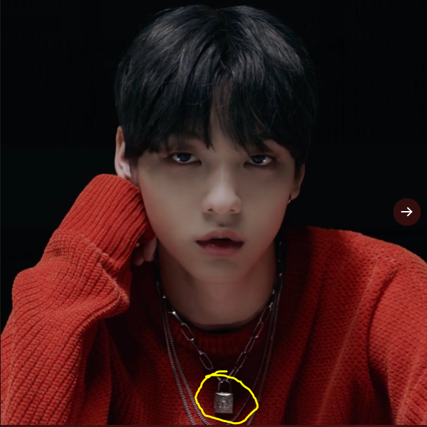 Noiz003's tweet photo. Soobin have padlock necklace and Beomgyu have key necklace,,, the album have padlock

Is Beomgyu the Key?? 🤔🤔

Buy the album to find out!!

#TXT_EternityConceptPhotos
#TXT_PORT

#TOMORROW_X_TOGETHER #투모로우바이투게더 
@TXT_members https://t.co/YiF0Z4HzcQ