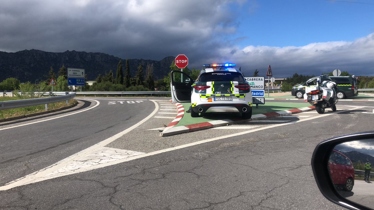 JonInarritu's tweet photo. ℹ️Acaba la Comisión y me voy a Euskal Herria.

La @guardiacivil me para en un control.

Explico q voy casa. Me piden DNI y la Credencial.

Tras 20 mins, me informan d q me van a sancionar. No me quieren explicar la razón ni dar resguardo.

Tras llamar se disculpan x el error. https://t.co/WeR3isPauc