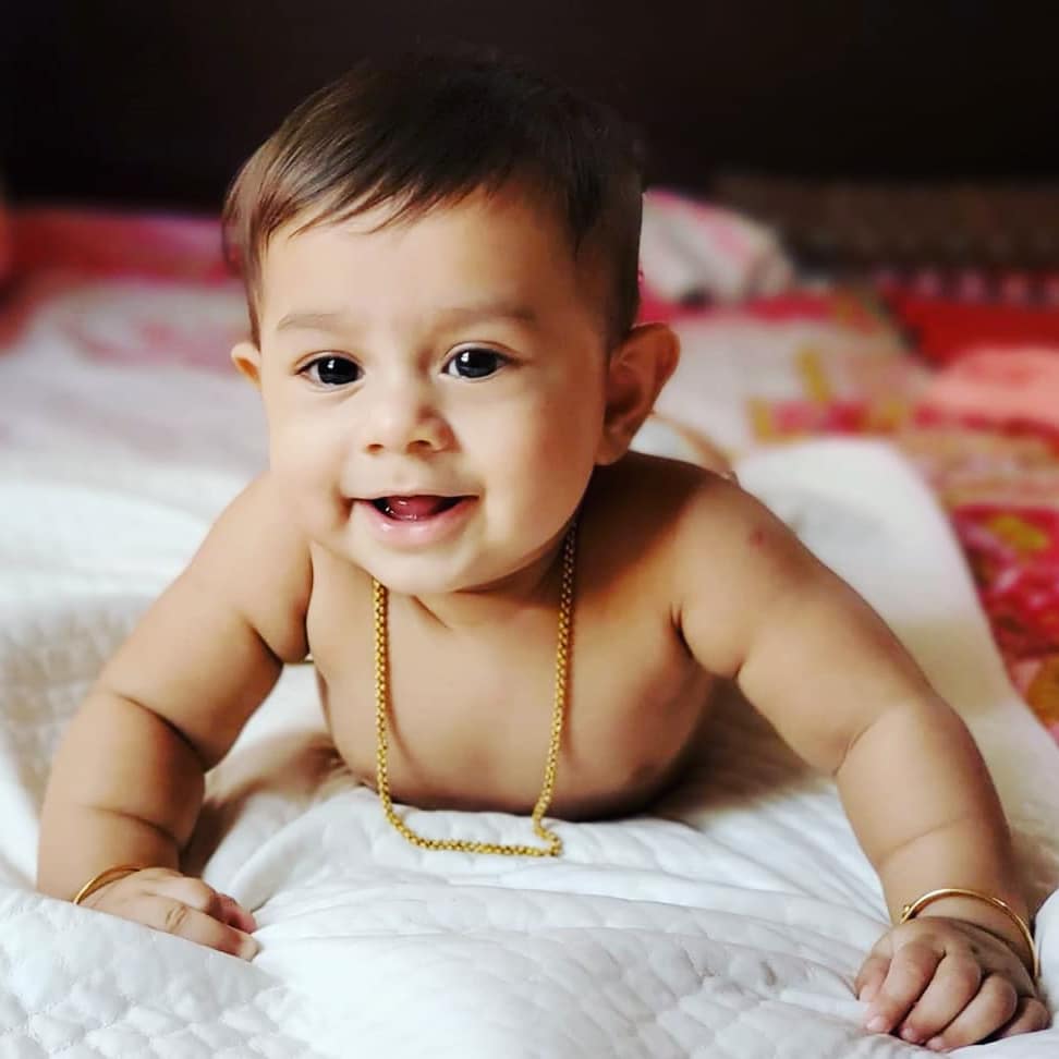 Sandeep64386210's tweet photo. #SayHelloToRockingBaby "ಜೂನಿಯರ್ ಯಶ್ "cuteness overloaded. 💕 Get ready guys he,is coming to conquer the world how the @TheNameIsYash is conquered
@RadhikaPandit7 @YashTeluguFc @YashTrends @StarKolar https://t.co/ETGs6Ilh7i