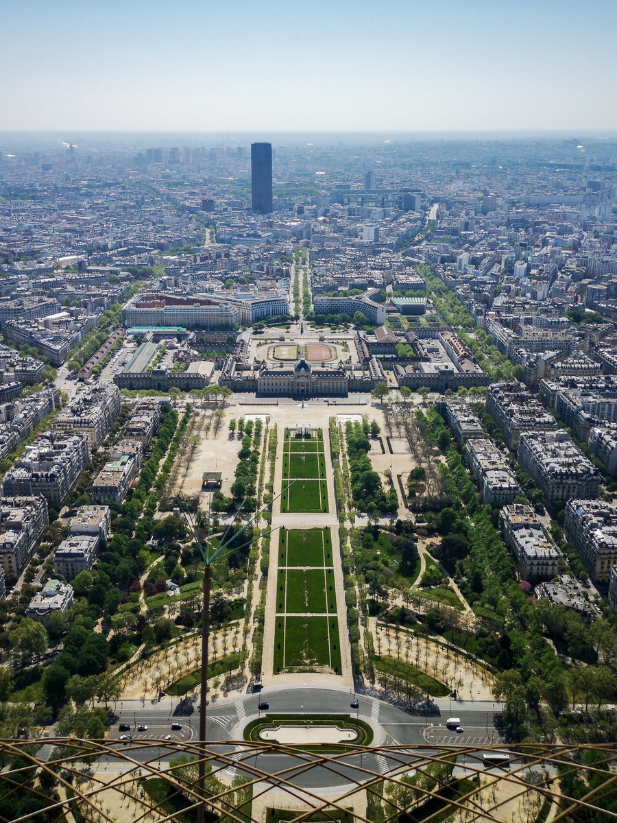 La Tour Eiffel Auf Twitter View On The Champ De Mars And The Trocadero Which Are Empty Paris Is Silent Only The Sound Of The Wind Can Be Heard From My