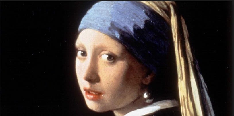 LA JEUNE FILLE A LA PERLE par Johaness Vermeer : Représente une jeune femme imaginaire en robe avec une grande boucle d'oreille en perle dans un espace sombre, elle regarde des spectateurs avec ses yeux grands. L'œuvre réside en permanence au musée Mauritshuis de La Haye.