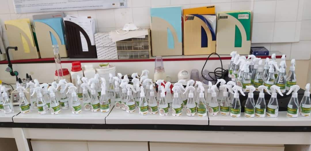 Dr_Ibrahim_A_A's tweet image. Et voilà, un geste à encourager ! 
Le laboratoire de Contrôle de Médicaments Vétérinaires #LACOMEV produit des solutions et gels Hydro Alcooliques.