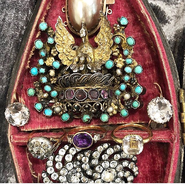 GraysAntiques's tweet photo. A gorgeous selection of treasures all available @a_douch #georgian #stuartcrystal #paste #austrohungarian #antiquejewellery #jewelleryaddition #giftideas #treasures #timeless #antiquehunting #mayfair #graysantiques https://t.co/7Qv6Jdh9lR
